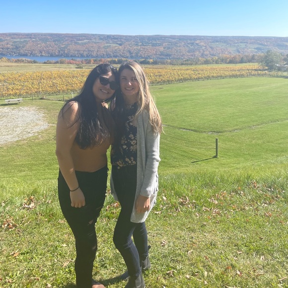 Meet your Posher, Nicole - Picture 3 of 4